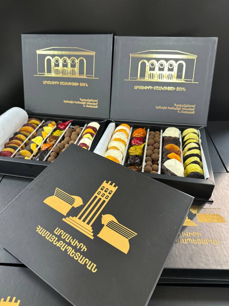 Mixella Armavir corporate gift boxes open and closed